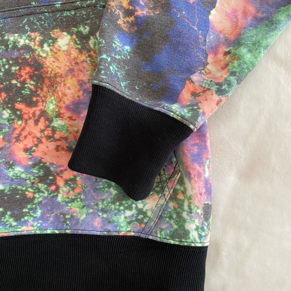 Palace hoodie ✨$24 when bundled✨ - Picture 5 of 12